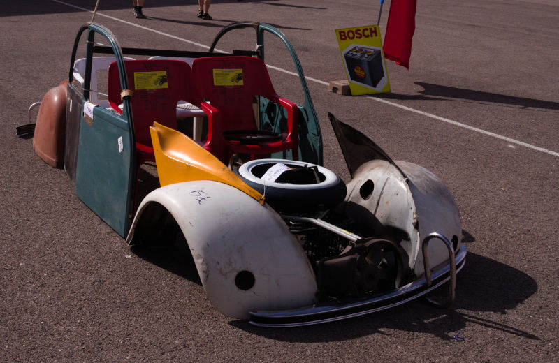 2cv aus einzelnen  Ersatz-Karrossierieteilen zusammengestellt